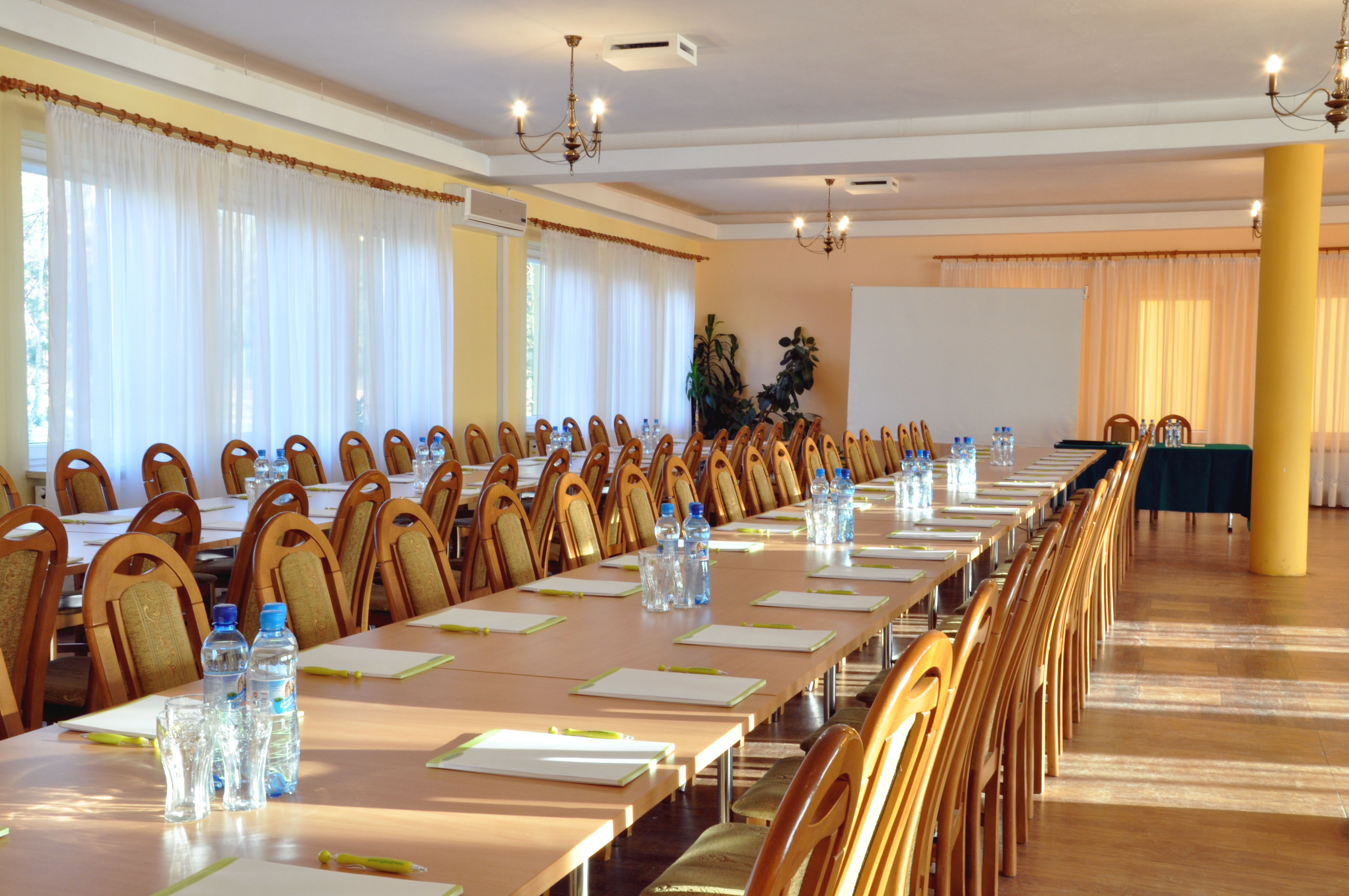 EKWOS - Pokoje & Restauracja, Grębiszew