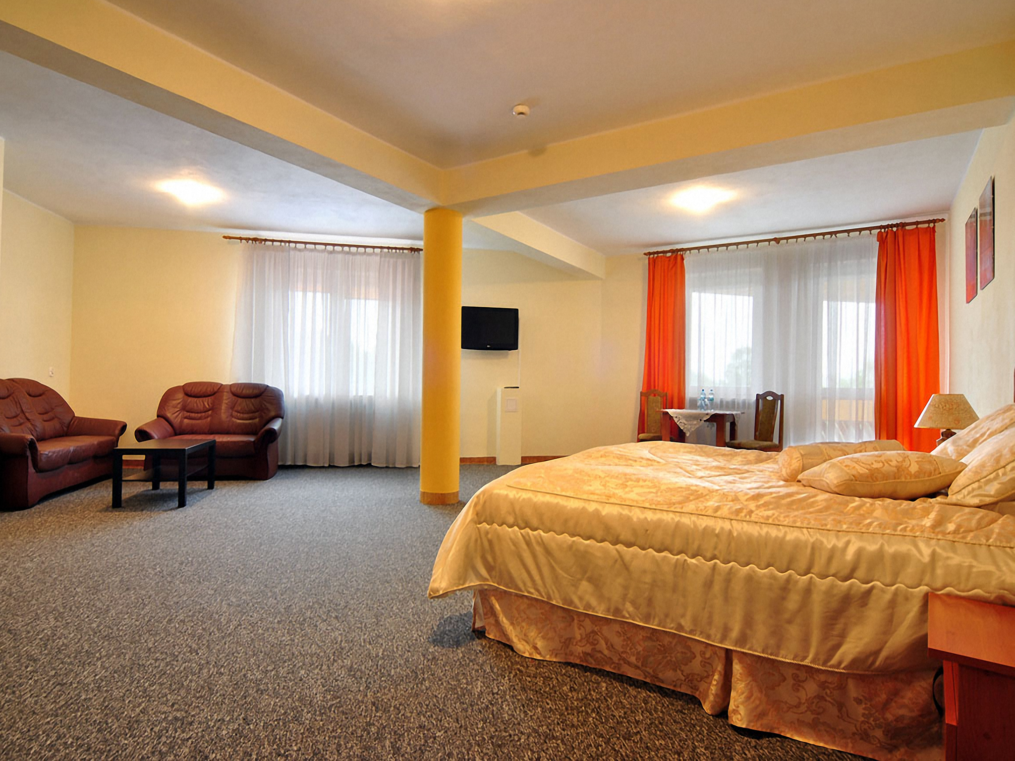 EKWOS - Pokoje & Restauracja, Grębiszew